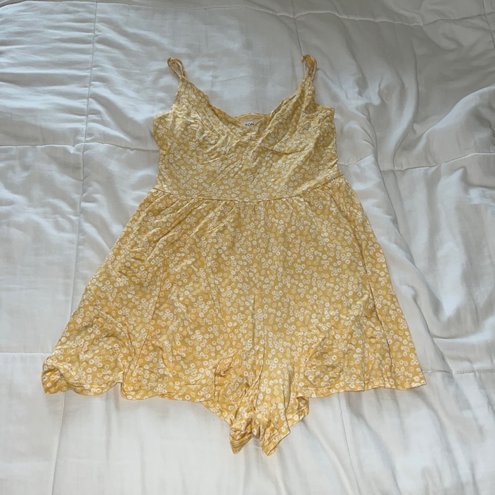 Arizona Jean Company Yellow And White Floral Romper size small